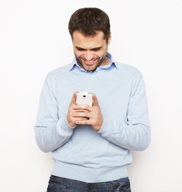 Hombre de negocios joven con teléfono móvil