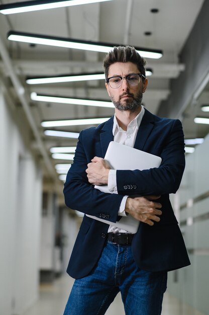 Hombre de negocios joven en el trabajo de oficina en línea en la computadora portátil resolver el problema del negocio hombre de negocios pensativo utilizar el pensamiento de la computadora reflexionando sobre el proyecto foto de alta calidad