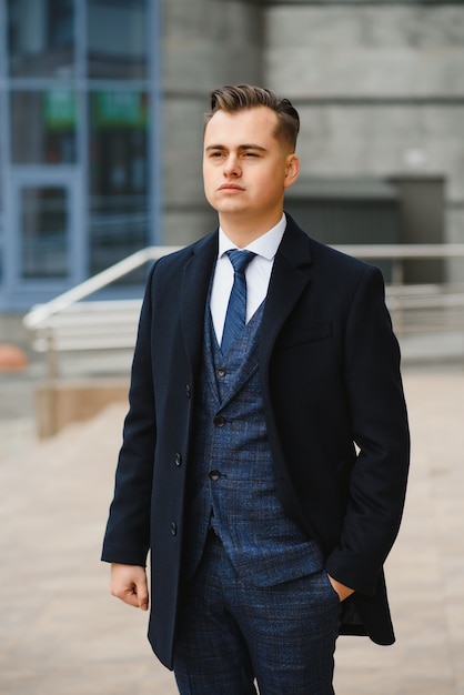 Hombre de negocios joven, vestido con elegante traje clásico