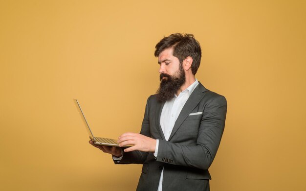 Hombre de negocios con laptop confía en hombre barbudo con computadora hombre de negocios barbudo sostiene laptop