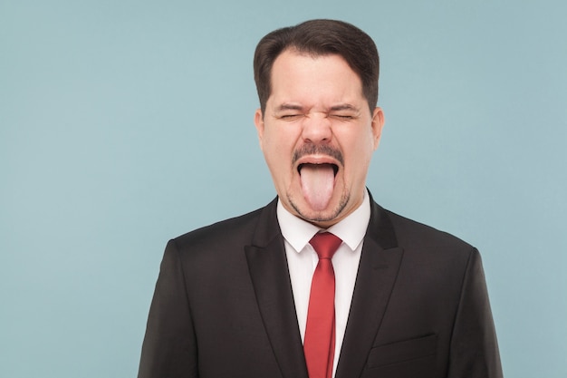 Hombre de negocios, lengua afuera, ojos cerrados