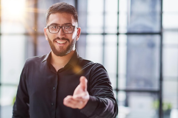 Hombre de negocios listo para estrechar la mano en la oficina