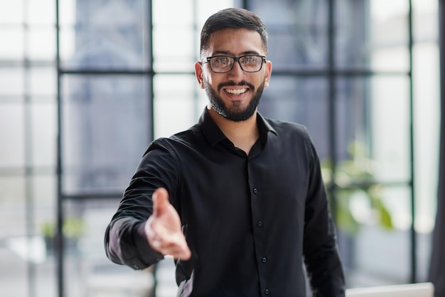 Hombre de negocios listo para estrechar la mano en la oficina