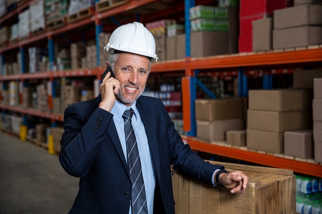 Hombre de negocios llamando por teléfono