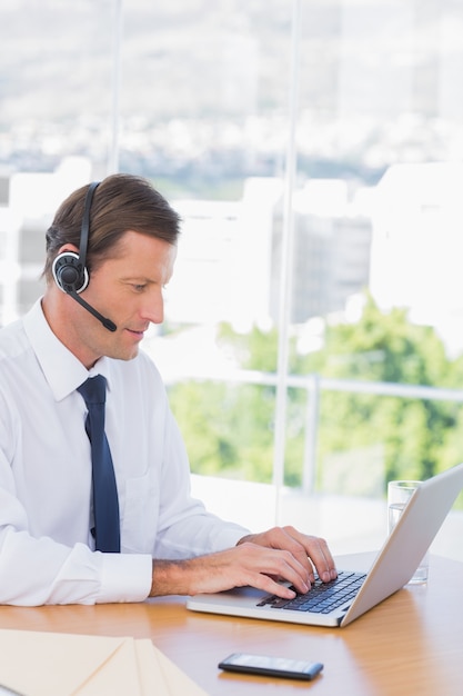 Hombre de negocios, llevando, un, auriculares