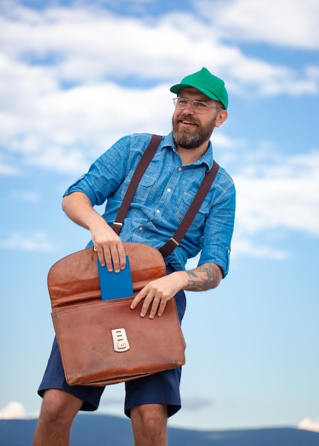 Hombre de negocios loco nerd sosteniendo bolsa al aire libre meme emociones divertidas