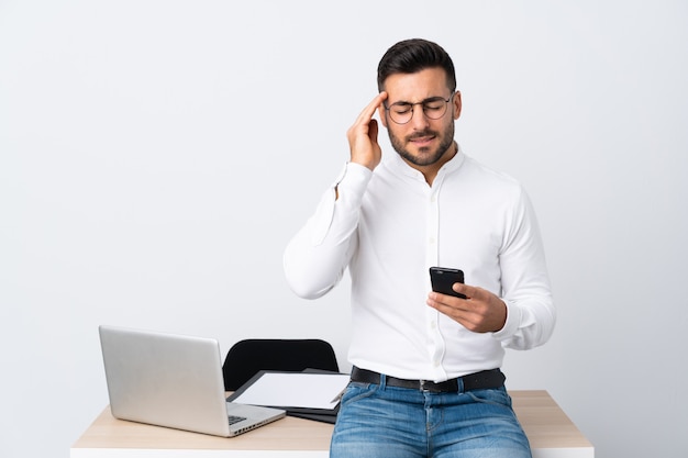 hombre de negocios en un lugar de trabajo con una computadora portátil