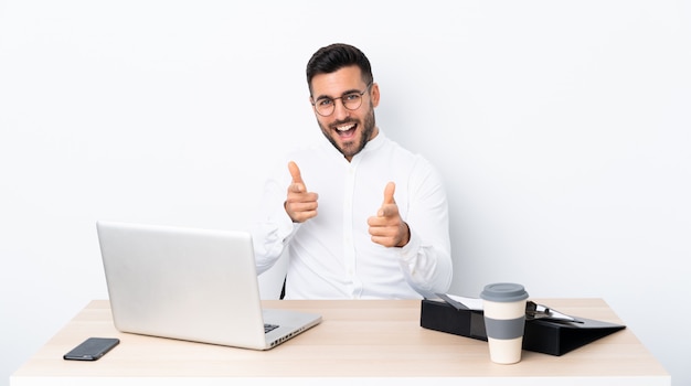 hombre de negocios en un lugar de trabajo con una computadora portátil