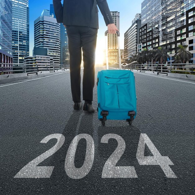 Un hombre de negocios con una maleta caminando por la calle 2024 Feliz año nuevo 2024