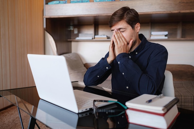 Hombre de negocios malsano estresado cansado joven con exceso de trabajo