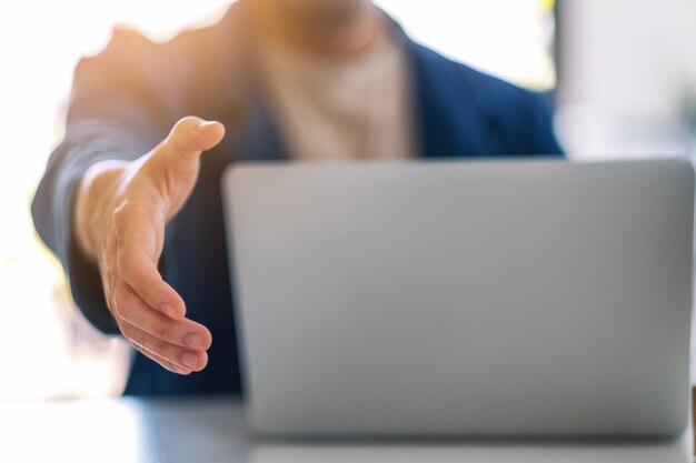 Foto hombre de negocios con la mano abierta para estrechar la mano