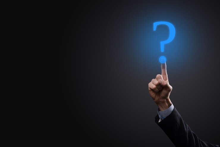 Foto hombre de negocios, mano, asimiento, interfaz, interrogación, signo, web pregunte en línea, concepto de preguntas frecuentes, qué, dónde, cuándo, cómo y por qué, busque información en internet.