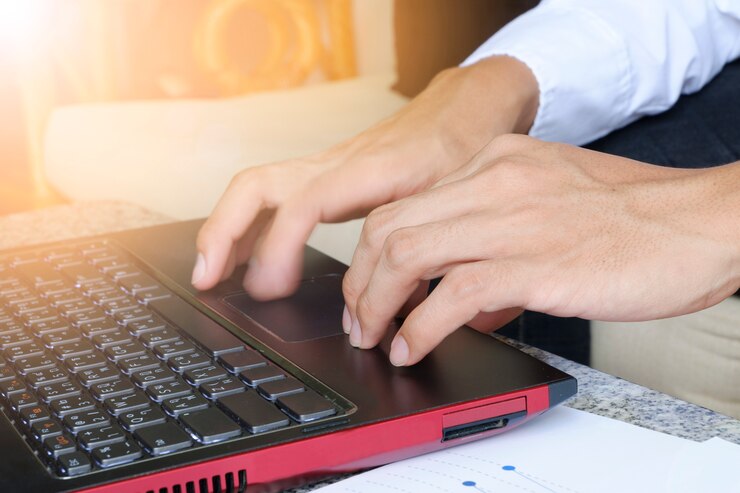 Foto hombre de negocios la mano escribiendo en la computadora portátil