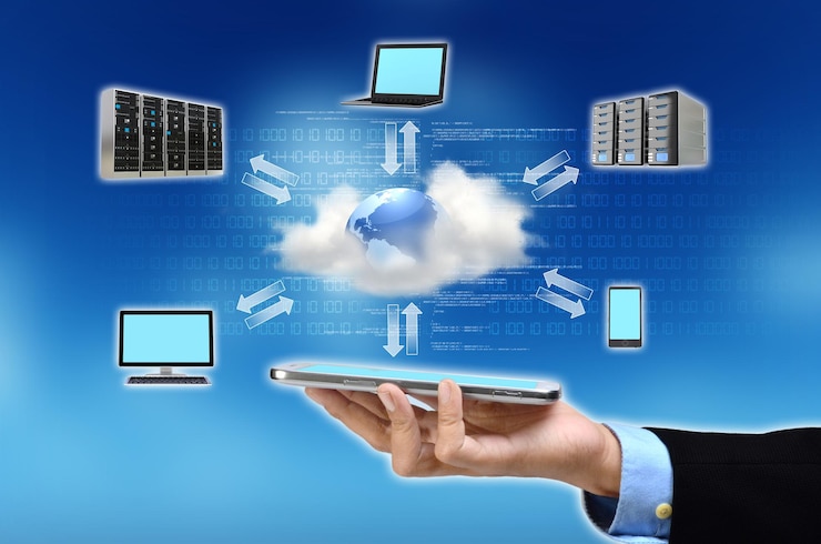 Foto un hombre de negocios con la mano y mostrando el concepto de la tecnología de internet de computación en la nube en su mano