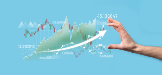 El hombre de negocios en la mano sostiene el gráfico de las finanzas del negocio bancario e invierte en el punto de inversión del mercado de valores, el crecimiento económico y el concepto del inversor.