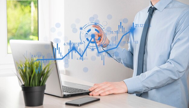 El hombre de negocios en la mano sostiene el gráfico de las finanzas del negocio bancario e invierte en el punto de inversión del mercado de valores, el crecimiento económico y el concepto del inversor.