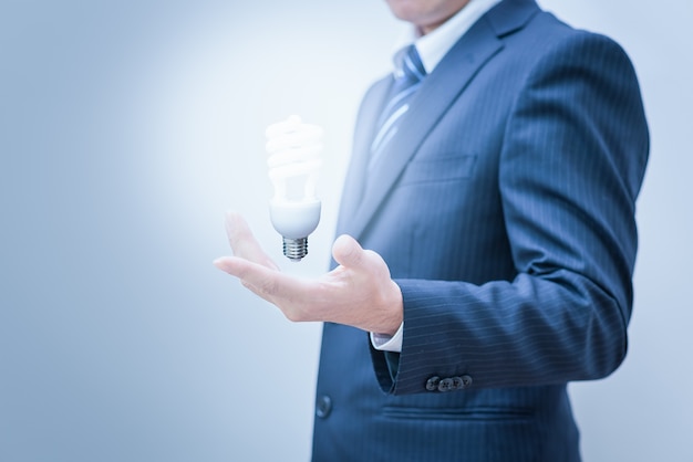 Hombre de negocios con la mano vacía. Mano sosteniendo una luz