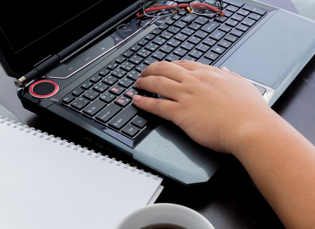 Hombre de negocios manos ocupadas usando laptop