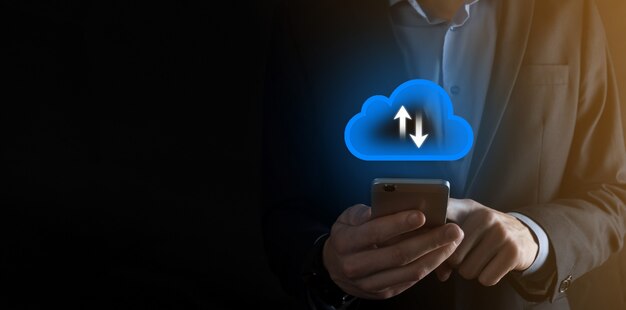 Foto hombre de negocios mantenga el icono de la nube concepto de computación en la nube: conecte el teléfono inteligente a la nube. tecnólogo de información de redes informáticas con teléfono inteligente. concepto de datos grandes.