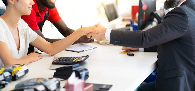 Hombre de negocios de mediana edad firmando un contrato