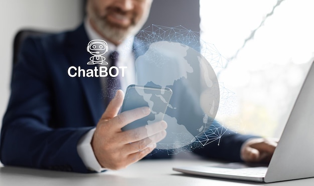 Hombre de negocios de mediana edad usando un teléfono inteligente portátil usando chatbot