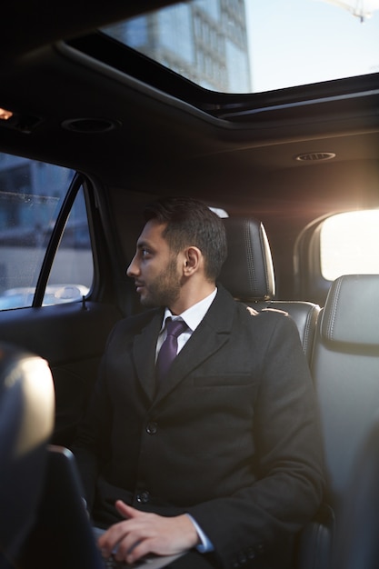 Foto hombre de negocios de medio oriente en coche costoso