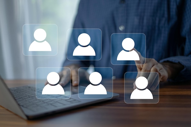 El hombre de negocios mejora las relaciones con los clientes e impulsa el éxito empresarial mediante el aprovechamiento de un sistema de CRM robusto Gestión de las relaciones con el cliente