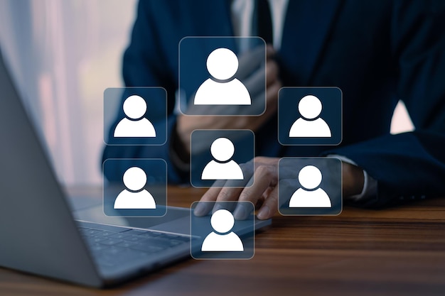 El hombre de negocios mejora las relaciones con los clientes e impulsa el éxito empresarial mediante el aprovechamiento de un sistema de CRM robusto Gestión de las relaciones con el cliente