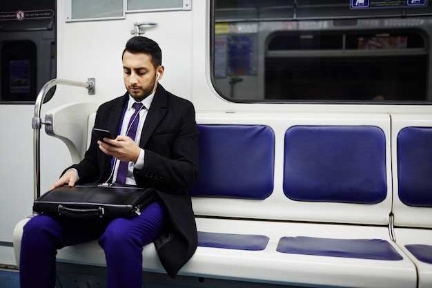 Hombre de negocios en el metro