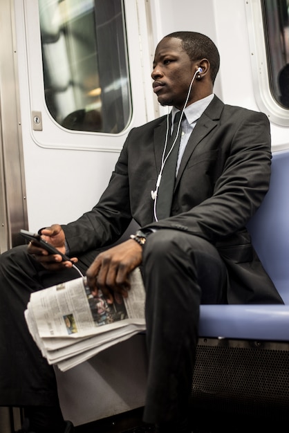 Hombre de negocios en el metro