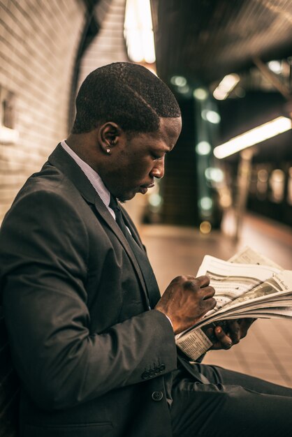 Hombre de negocios en el metro