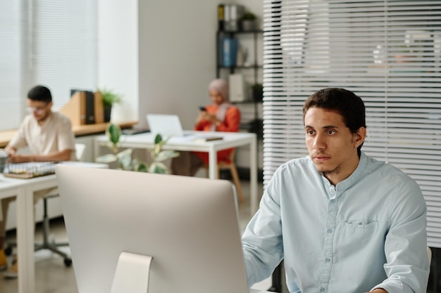 Un hombre de negocios mirando la pantalla de la computadora.