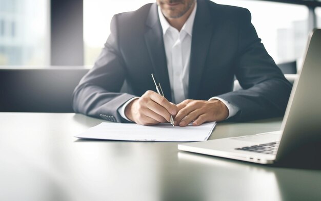 El hombre de negocios moderno escribiendo en una oficina de coworking