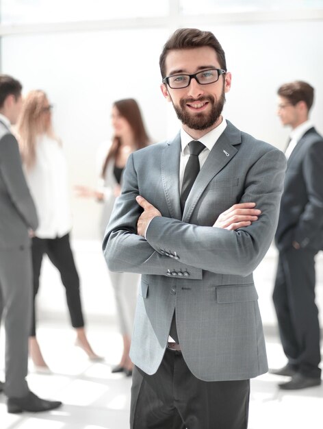 Hombre de negocios moderno de pie en la oficina