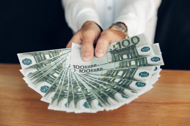 Hombre de negocios mostrando un ventilador de dinero. negocio. hombre con dinero.