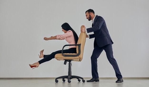 El hombre de negocios y la mujer jugando con silla