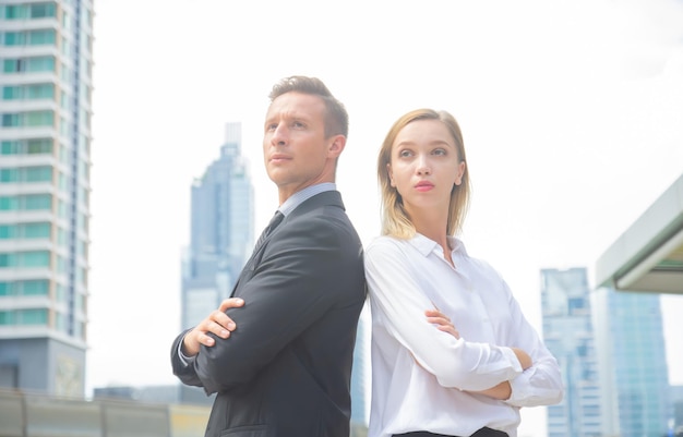 el hombre de negocios y la mujer de negocios confían en su trabajo para tener éxito Antecedentes del edificio de oficinas