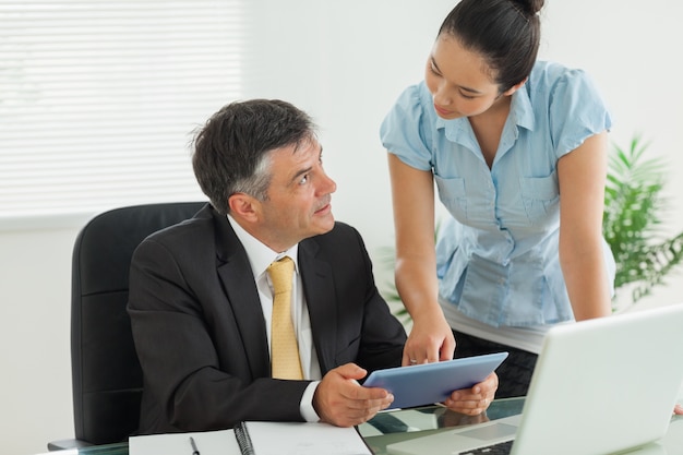 Hombre de negocios y mujer de negocios hablando juntos