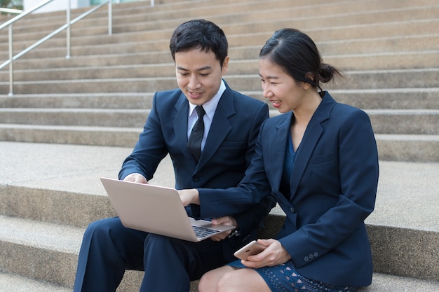 Hombre de negocios y mujer de negocios