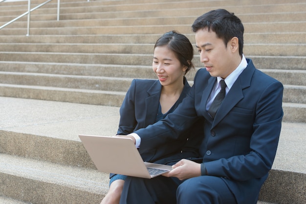 Hombre de negocios y mujer de negocios