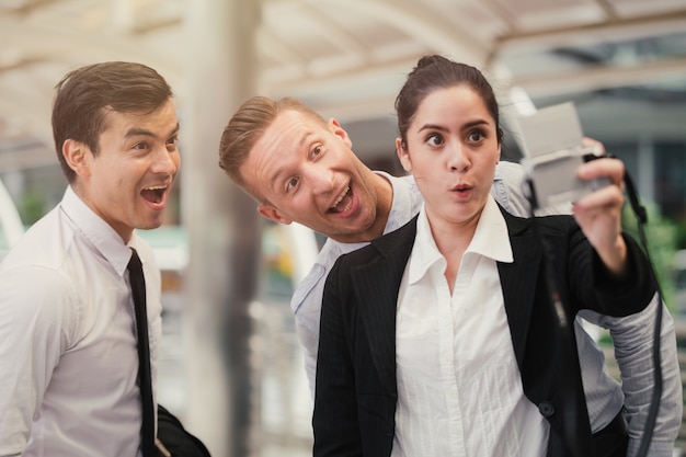 Hombre de negocios y mujer relajarse selfie de tiempo