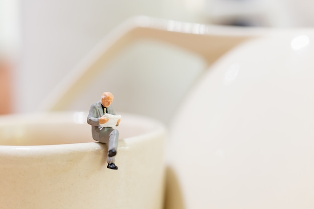 Foto hombre de negocios y mujer sentada en una taza de té