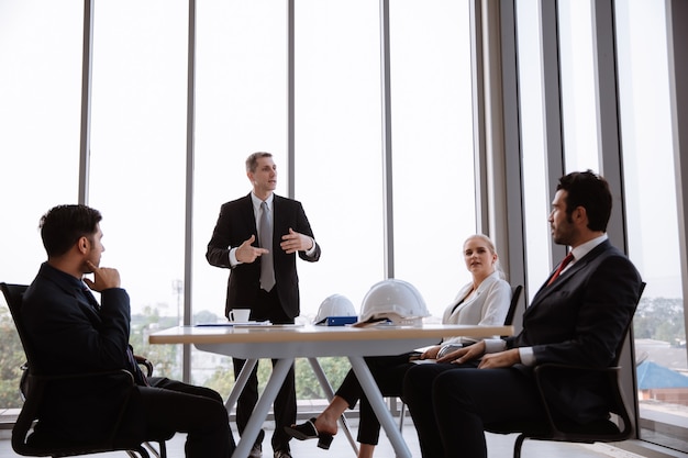 hombre de negocios y mujeres de negocios intercambian ideas en la sala de reuniones