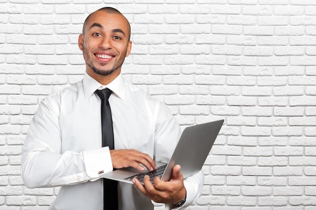 Hombre de negocios negro con laptop