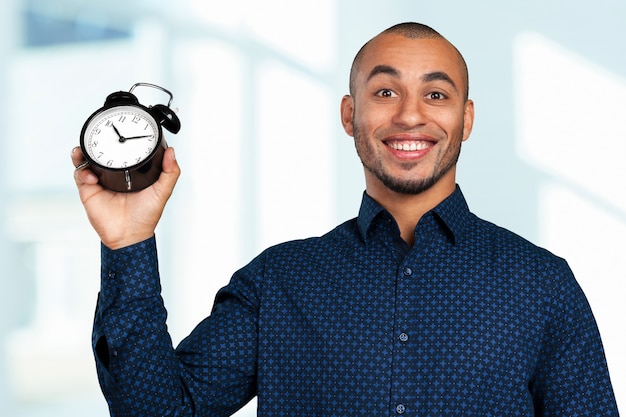 Hombre de negocios negro con reloj