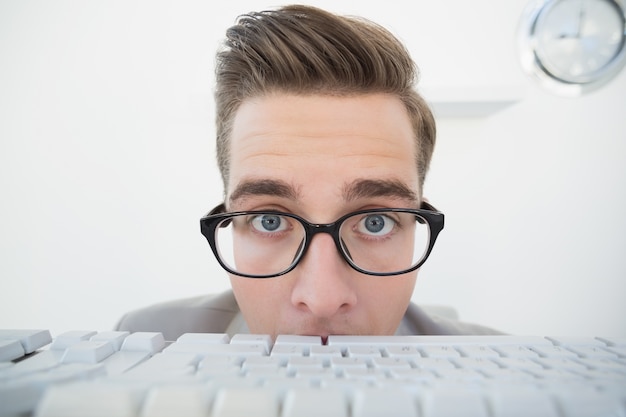 Hombre de negocios Nerdy mirando el teclado