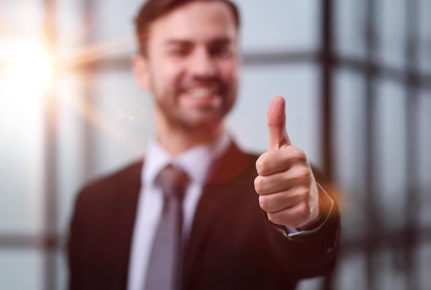 Hombre de negocios o abogado levantando el pulgar en un edificio de oficinas moderno Hombre de negocio feliz mostrando un gesto de mano satisfecho y de apoyo