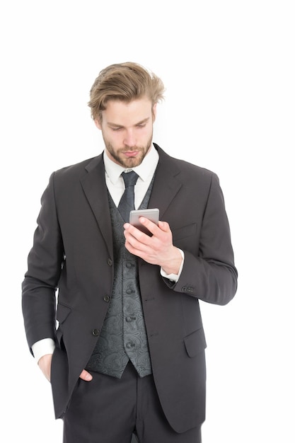 Hombre de negocios o director ejecutivo con chaqueta negra Gerente con barba en la cara seria Conversación y nueva tecnología Moda y éxito empresarial Hombre en traje formal con teléfono móvil