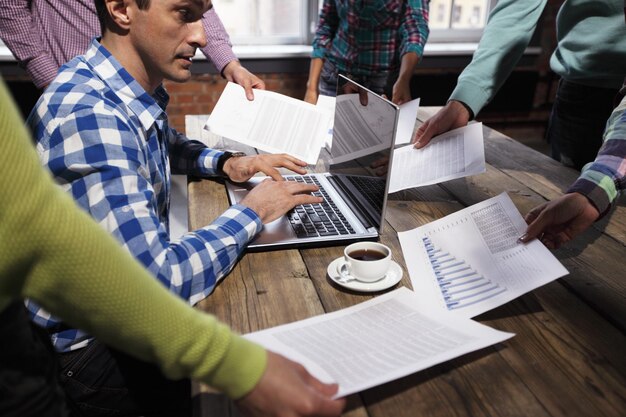 Hombre de negocios obteniendo trabajo extra