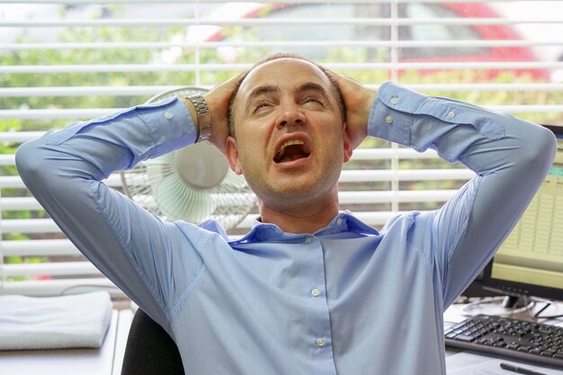 Foto hombre de negocios ocupado teniendo estrés y dolor de cabeza en la oficina.